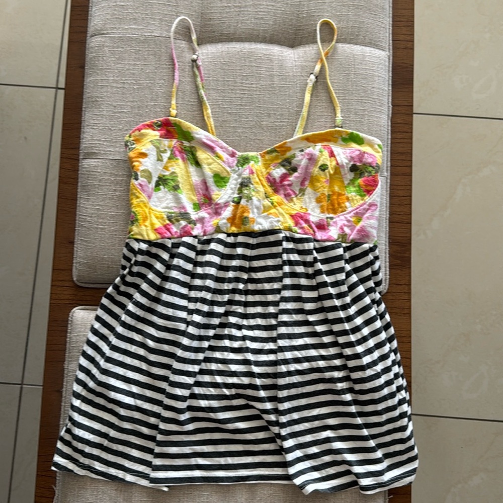 Billabong Floral. Black and White stripped Top Size Small